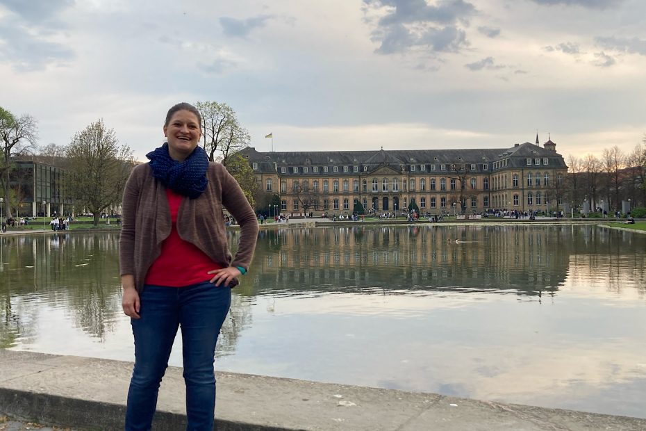 Sibylle Meier vor einem Teich, im Hintergrund das Stuttgarter Schloss To Want Liste 3/25 Achtsamkeit, Meditation, MBSR, Achtsamkeit in der Natur